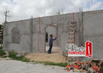 Supervisa “Chepe” Contreras construcción de refugio anticiclónico en Altos de Sevilla