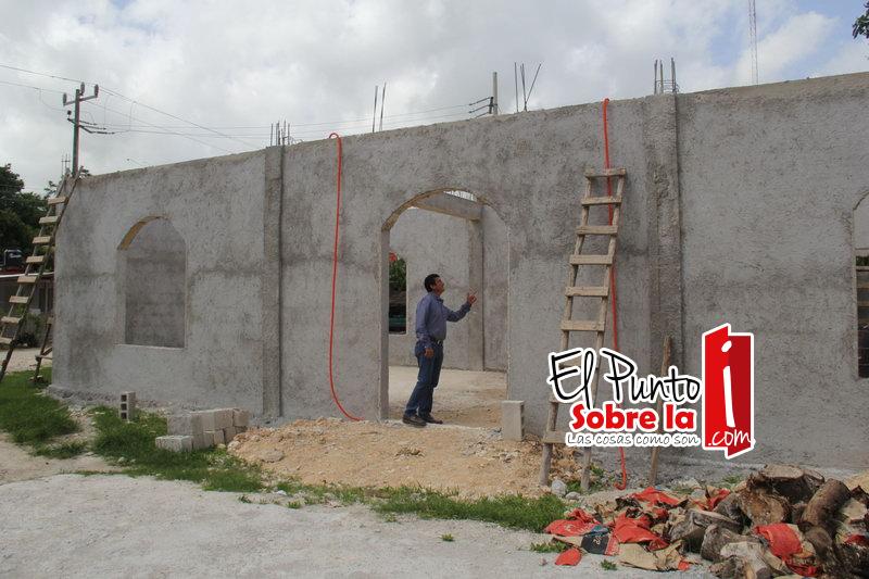 Supervisa “Chepe” Contreras construcción de refugio anticiclónico en Altos de Sevilla