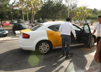 Por desatención de policía federal, taxistas hacen su agosto en aeropuerto de Chetumal