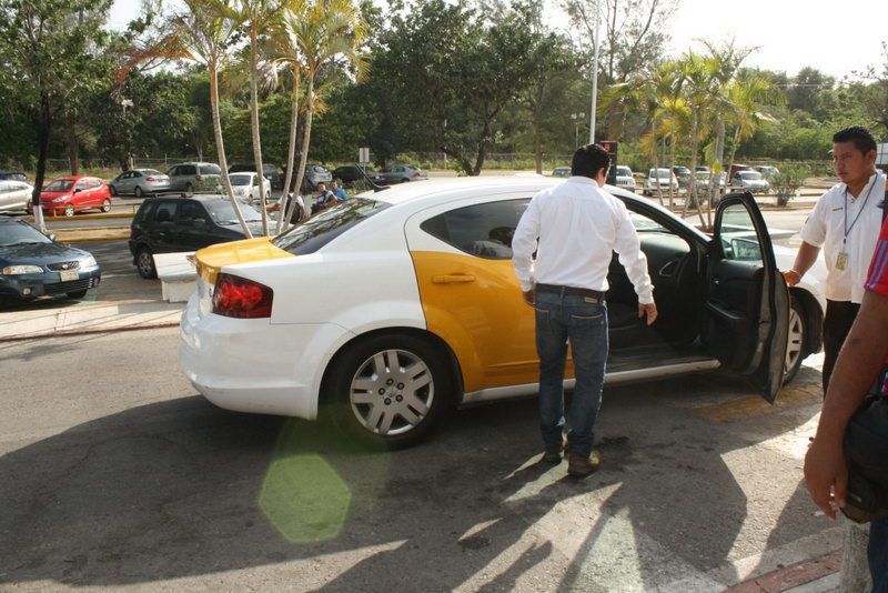 Por desatención de policía federal, taxistas hacen su agosto en aeropuerto de Chetumal