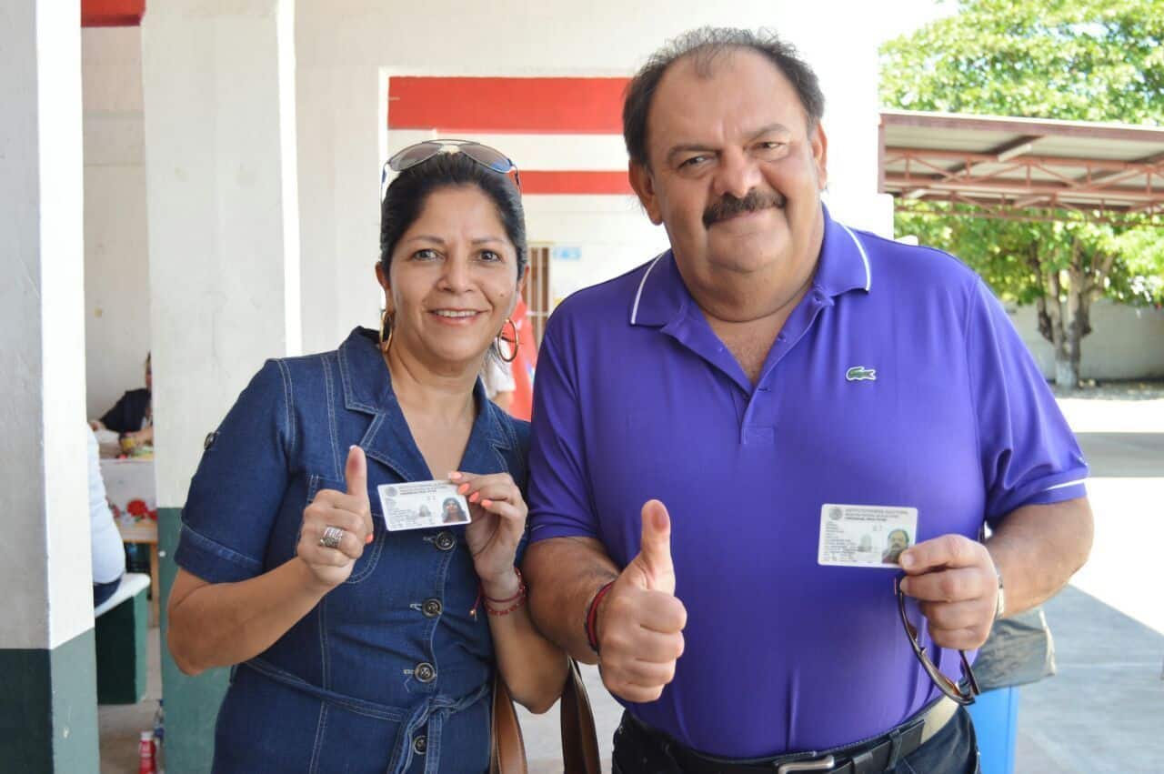 Vota Eduardo Espinosa presidente municipal de OPB