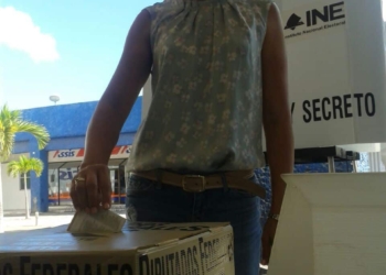 La candidata de la coalición PRI- PARTIDO VERDE  Arlete Molgora acudió a votar en la casilla de la sección 364 en Chetumal