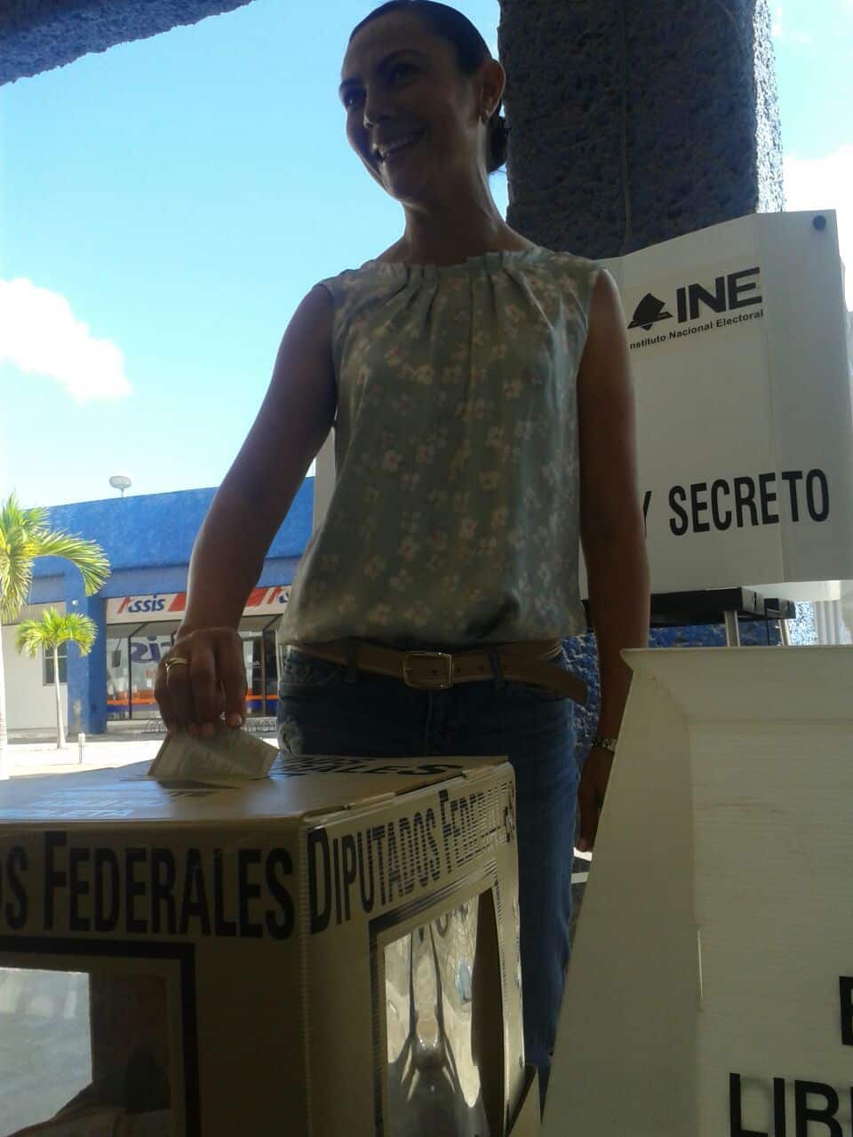 La candidata de la coalición PRI- PARTIDO VERDE  Arlete Molgora acudió a votar en la casilla de la sección 364 en Chetumal