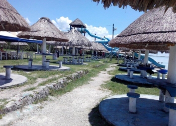 Ley seca, elecciones y crisis ahuyentan a bañistas en Bacalar