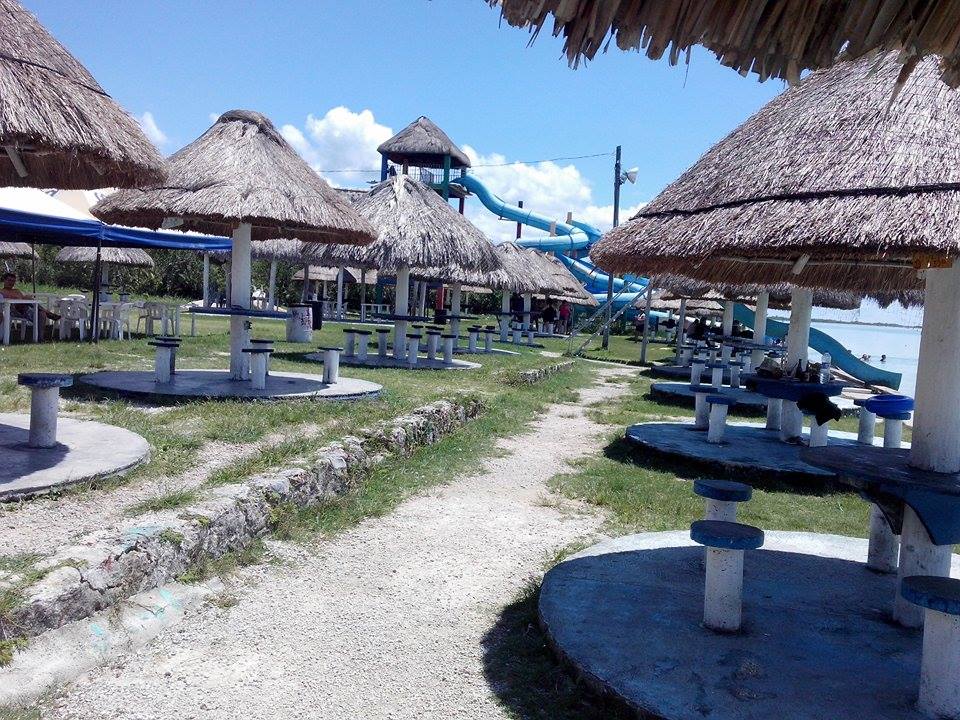 Ley seca, elecciones y crisis ahuyentan a bañistas en Bacalar