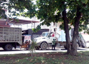 Recolectores de basura recuren a “chatarra” para complementar la quincena