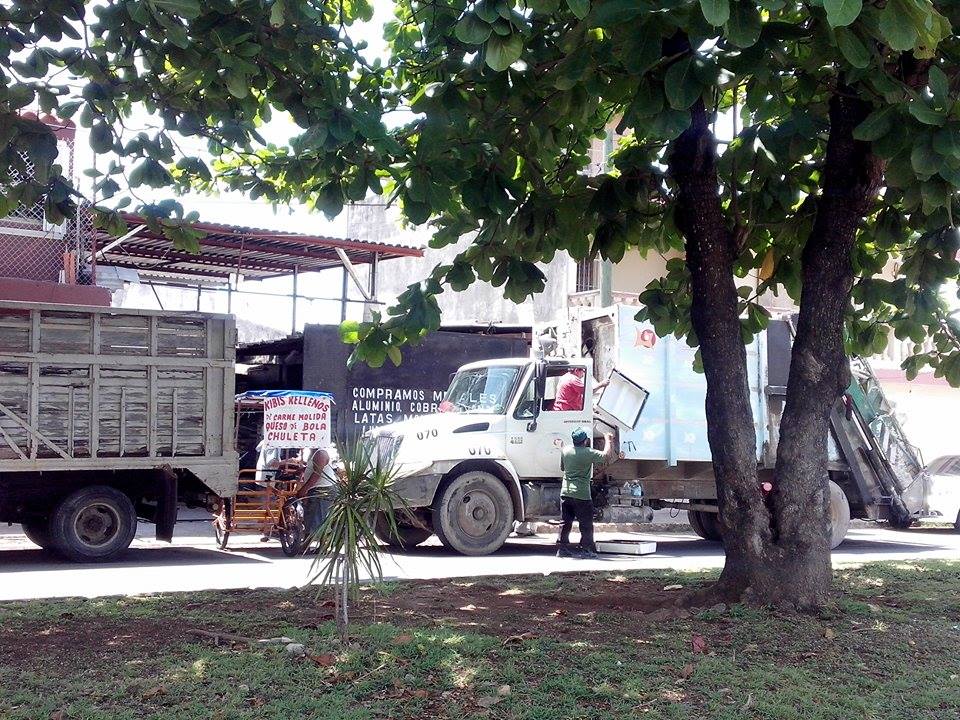Recolectores de basura recuren a “chatarra” para complementar la quincena