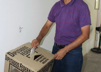 Vota Jorge Rejon candidato a diputado por el Distrito II