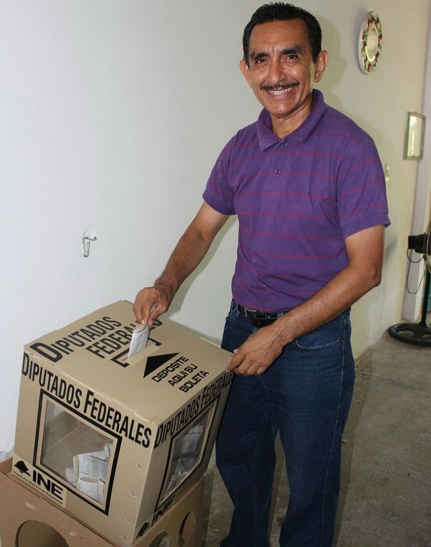Vota Jorge Rejon candidato a diputado por el Distrito II