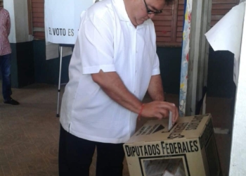 El presidente de la gran comisión del congreso local Pedro Flota Alcocer acudió a votar en la casilla 377 básica en la ciudad de Chetumal