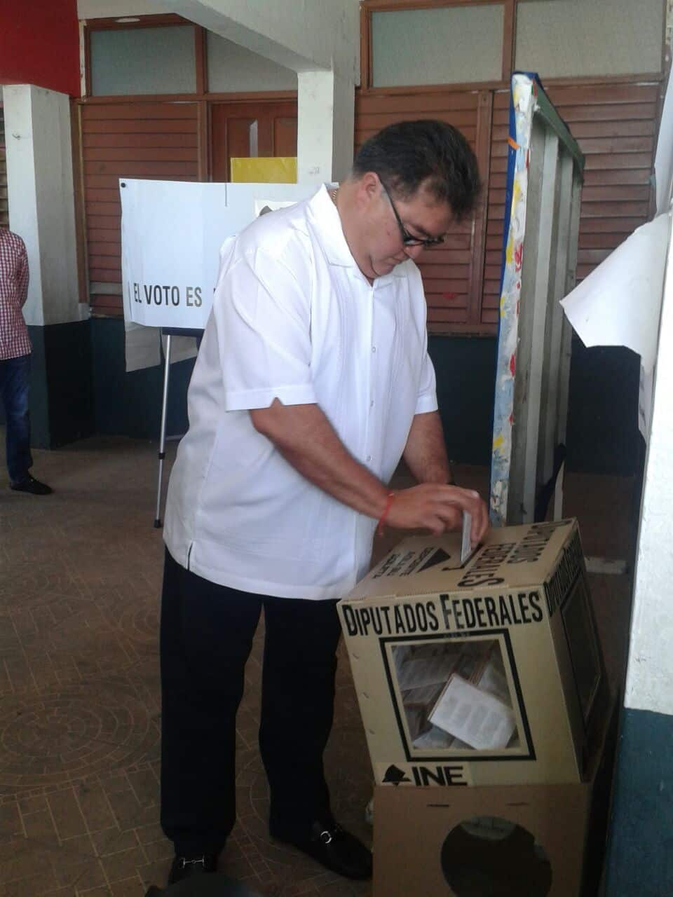 El presidente de la gran comisión del congreso local Pedro Flota Alcocer acudió a votar en la casilla 377 básica en la ciudad de Chetumal