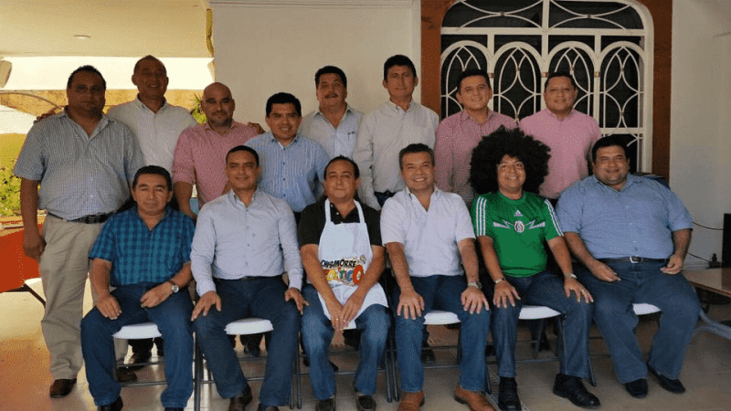 Fuera “máscaras”: Por segunda ocasión 7 alcaldes conviven con su “gallo” Mauricio Góngora  