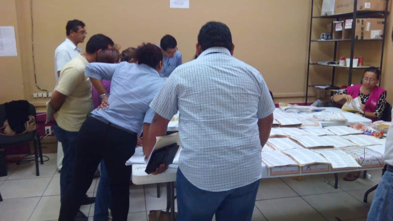 Surgen más anomalías en el recuento de votos
