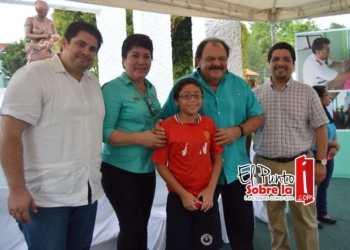 Abuxapqui entrega lentes a 200 personas