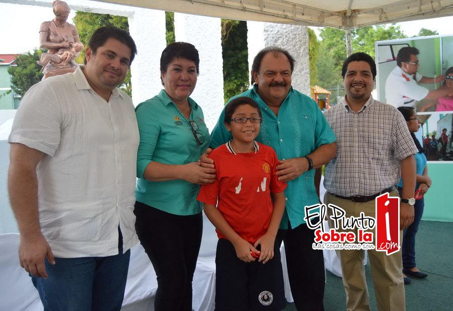 Abuxapqui entrega lentes a 200 personas