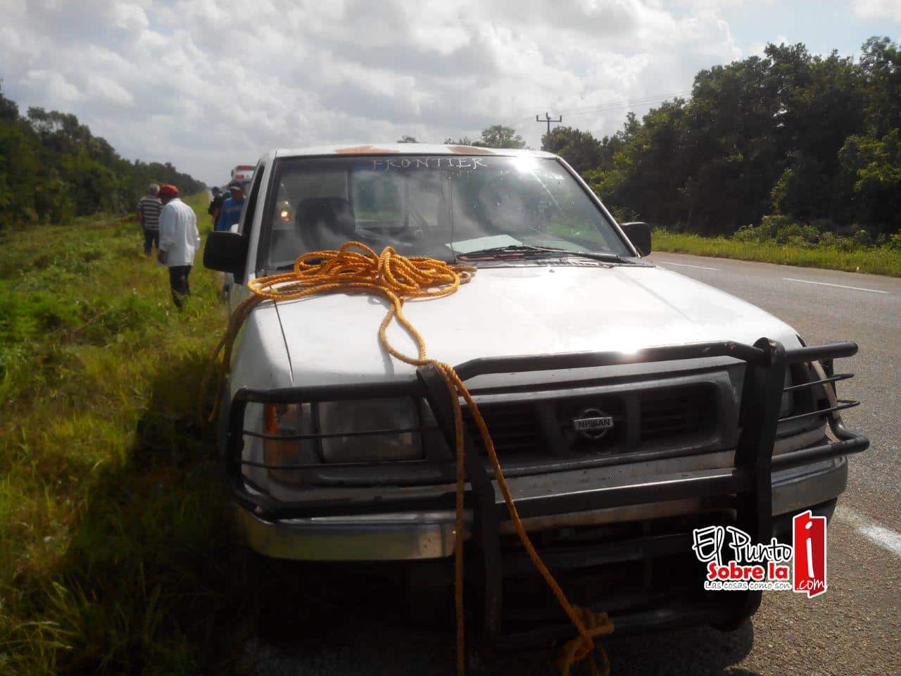 Por cansancio de chofer vuelca una Frontier en Bacalar