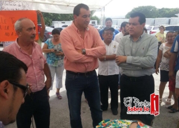 Profes de Cancún piden renuncia del fantoche de Javier Villanueva como líder de padres de familia