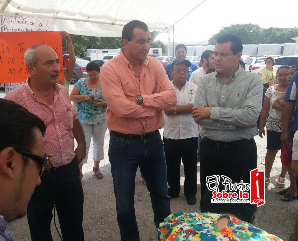 Profes de Cancún piden renuncia del fantoche de Javier Villanueva como líder de padres de familia