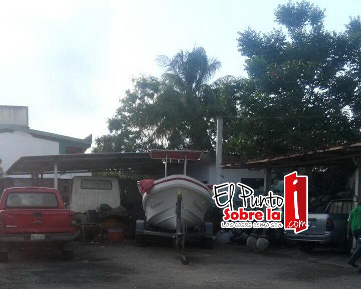 Director de servicios públicos utiliza estacionamiento municipal para resguardar lancha