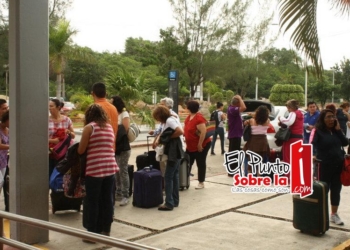 Pugna de choferes y dirigentes agrava el servicio de taxi en aeropuerto de Chetumal