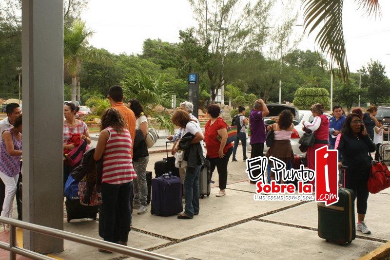 Pugna de choferes y dirigentes agrava el servicio de taxi en aeropuerto de Chetumal