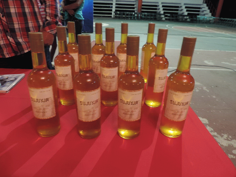 Apicultores convierten la miel en vino