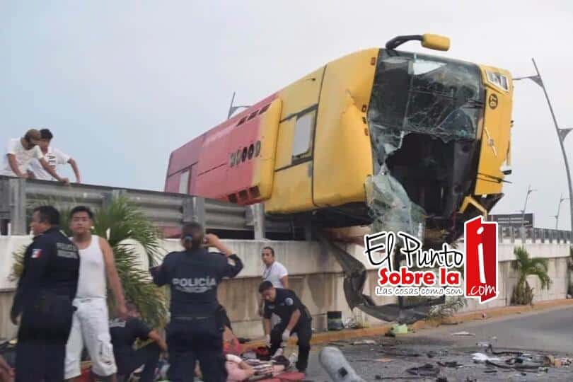 Unidad de transporte turístico se volcó sobre el carril de subida del puente Cancún-Tulum