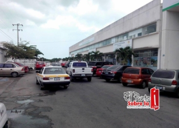 Caos vial se hace presente por falta de estacionamientos