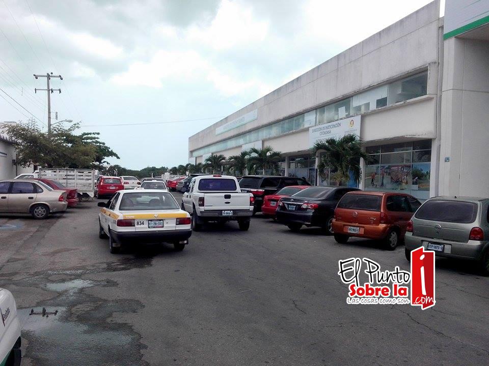 Caos vial se hace presente por falta de estacionamientos