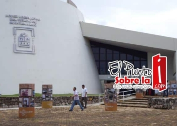 Empleado del Congreso se cree Diputado, hace uso del horario laboral a modo de su antojo