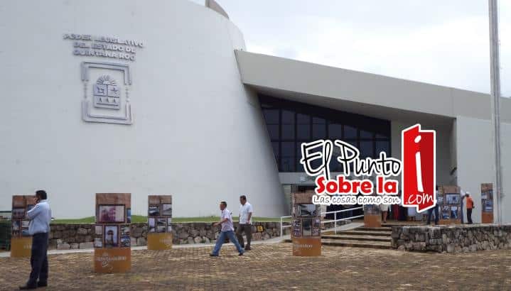Empleado del Congreso se cree Diputado, hace uso del horario laboral a modo de su antojo
