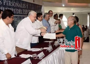 Entrega de préstamos personales y pensiones a derechohabientes del ISSSTE