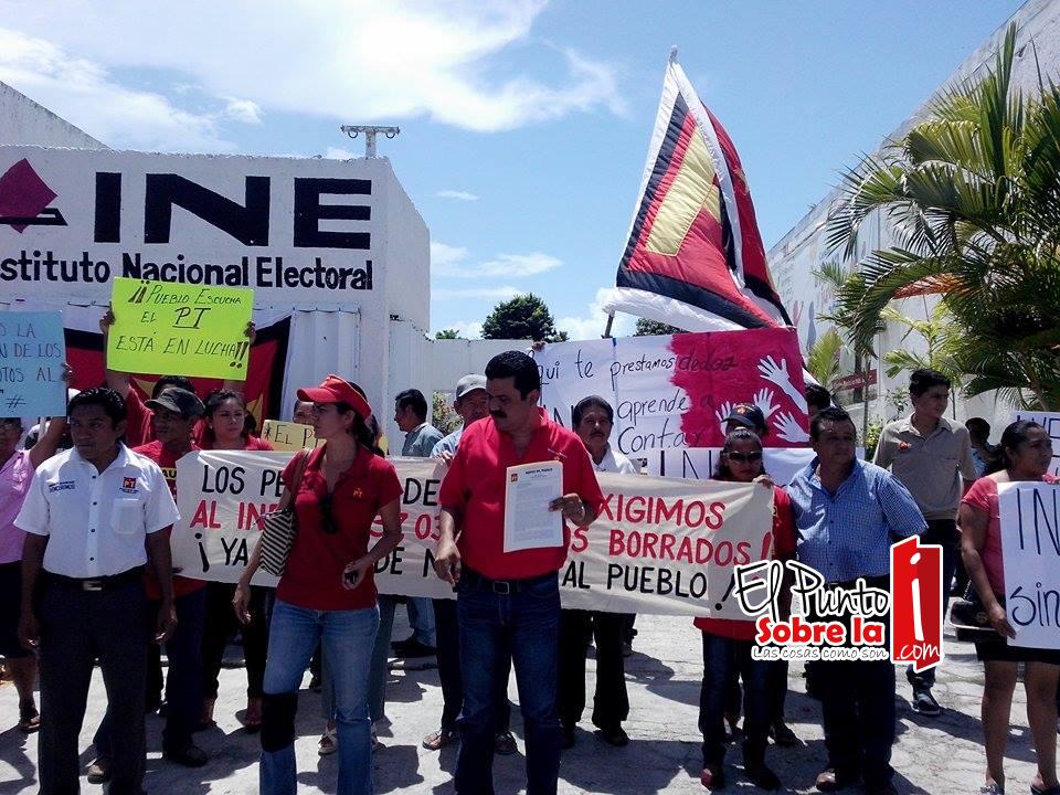 Militantes del PT cierran instalaciones del INE