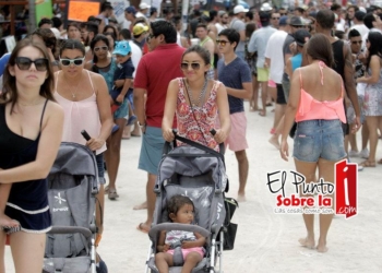 Con una gran afluencia de turistas inician vacaciones de verano en la Riviera Maya
