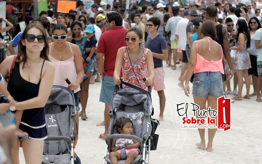 Con una gran afluencia de turistas inician vacaciones de verano en la Riviera Maya