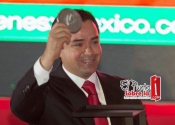 Galardonan la labor como representante social de Chanito Toledo