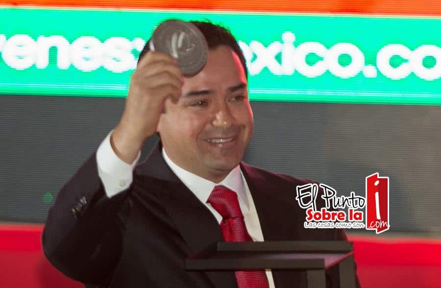 Galardonan la labor como representante social de Chanito Toledo