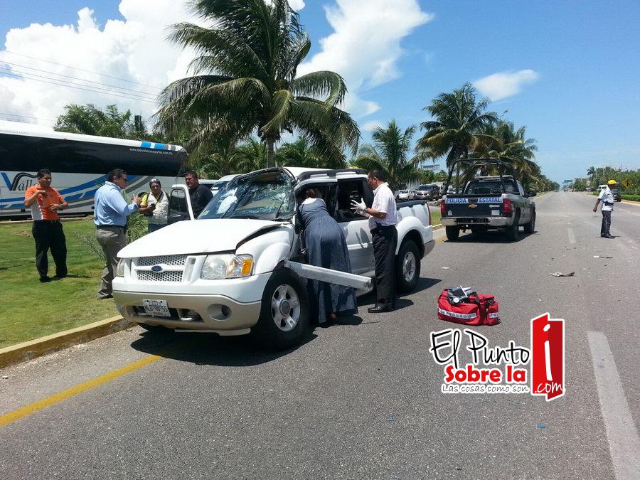 Dos personas quedaron prensadas en el interior de su vehículo cuando fueron embestidos por un tráiler