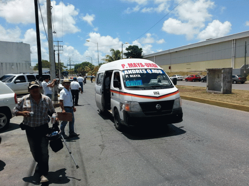 Por sobrecupo, 17 combis de transporte público son enviadas al corralón de Cancún 