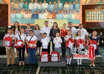 Incentivan a alumnos con útiles escolares