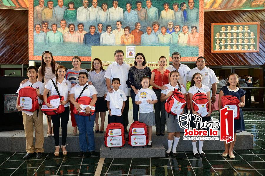 Incentivan a alumnos con útiles escolares