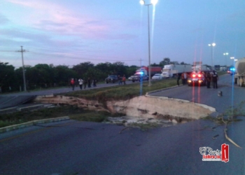 Actualización: Hundimiento carretera de Playa del Carmen-Cancún a la altura del hotel Iberostar