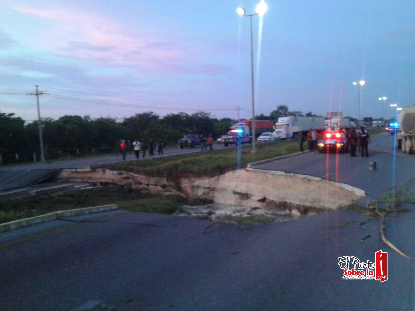 Actualización: Hundimiento carretera de Playa del Carmen-Cancún a la altura del hotel Iberostar