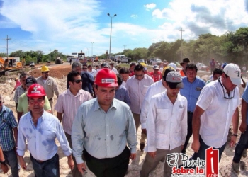 Atiende Mauricio Góngora a la ciudadanía ante hundimiento carretero