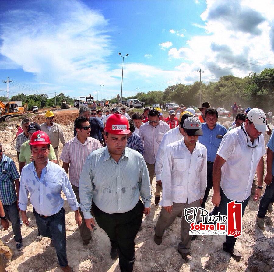 Atiende Mauricio Góngora a la ciudadanía ante hundimiento carretero