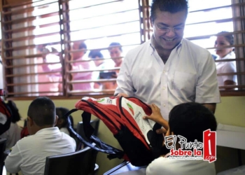Visita Mauricio Góngora a estudiantes en su primer día de clases y brinda las herramientas para una educación de calidad
