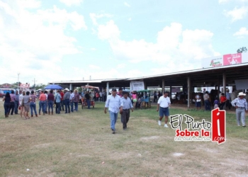 Familias locales y turistas visitan la Feria de Feria de San Joaquín en Bacalar