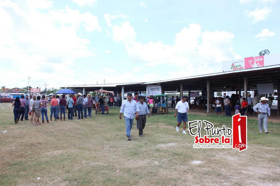 Familias locales y turistas visitan la Feria de Feria de San Joaquín en Bacalar