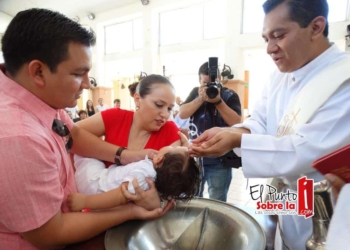 Recibe las aguas del Jordán el pequeño Marco Antonio