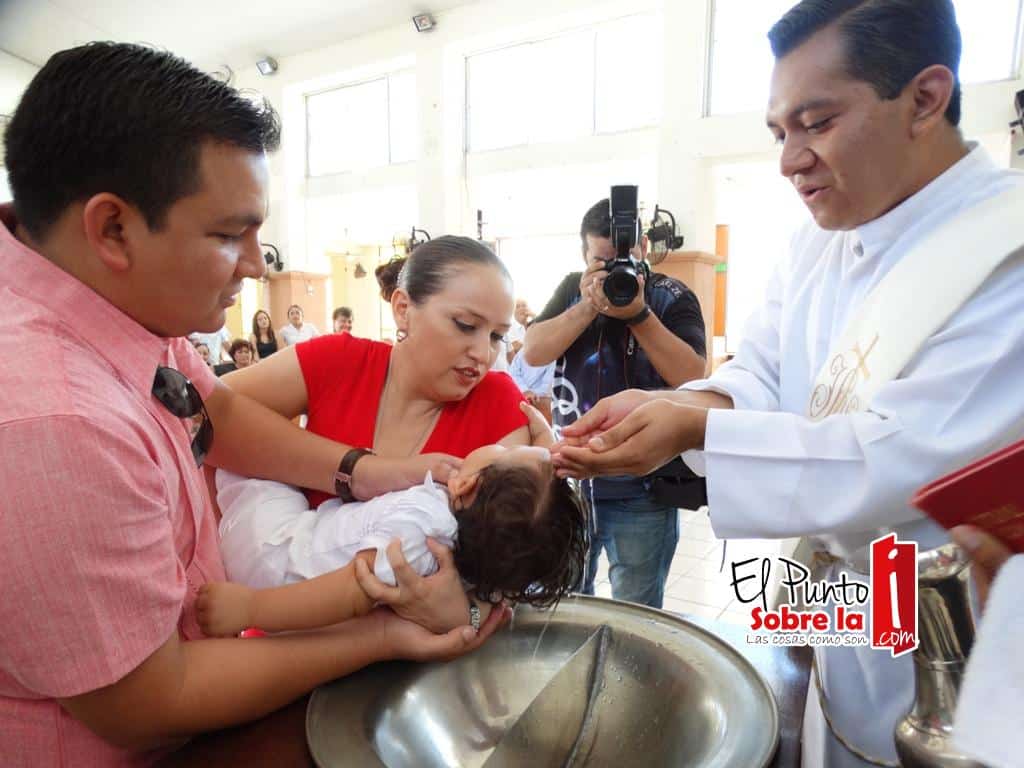 Recibe las aguas del Jordán el pequeño Marco Antonio